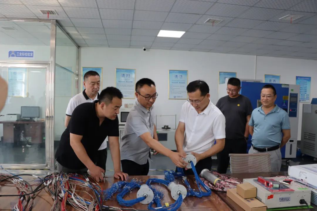 看影片APP科技董事长向政府领导及专家介绍18款软件禁用APP下载产品