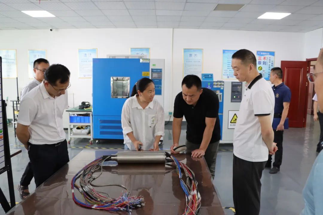 看影片APP科技总经理向政府领导及专家介绍18款软件禁用APP下载产品