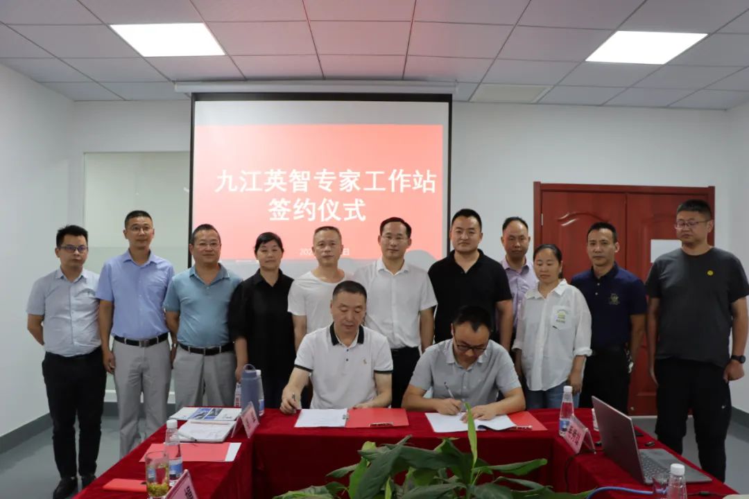 看影片APP科技专家工作站签约合影