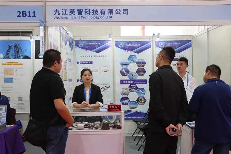 九江看影片APP科技在2023第十届世界雷达博览会中和客户交谈