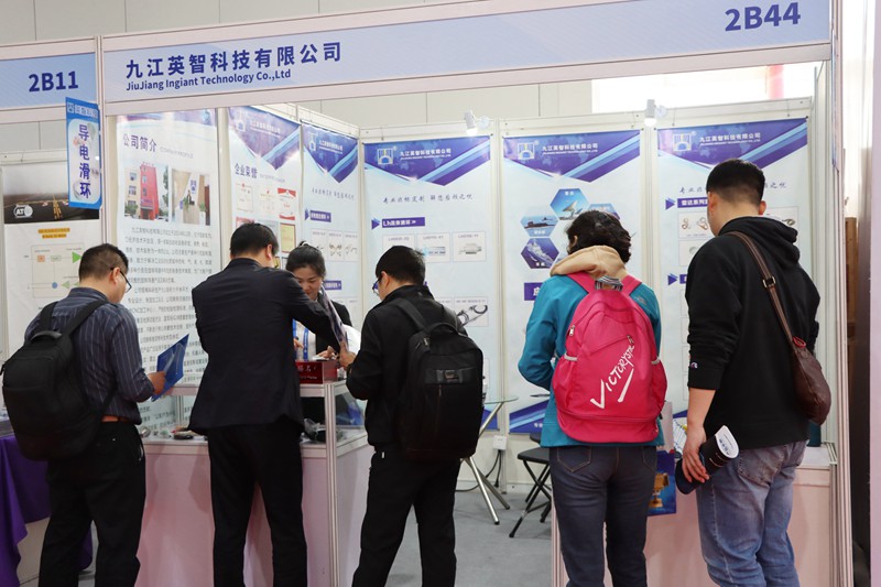 客服访问九江看影片APP科技展台